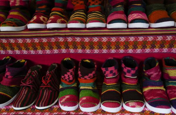 Boliviano rescata tejidos andinos y los convierte en zapatos AP News